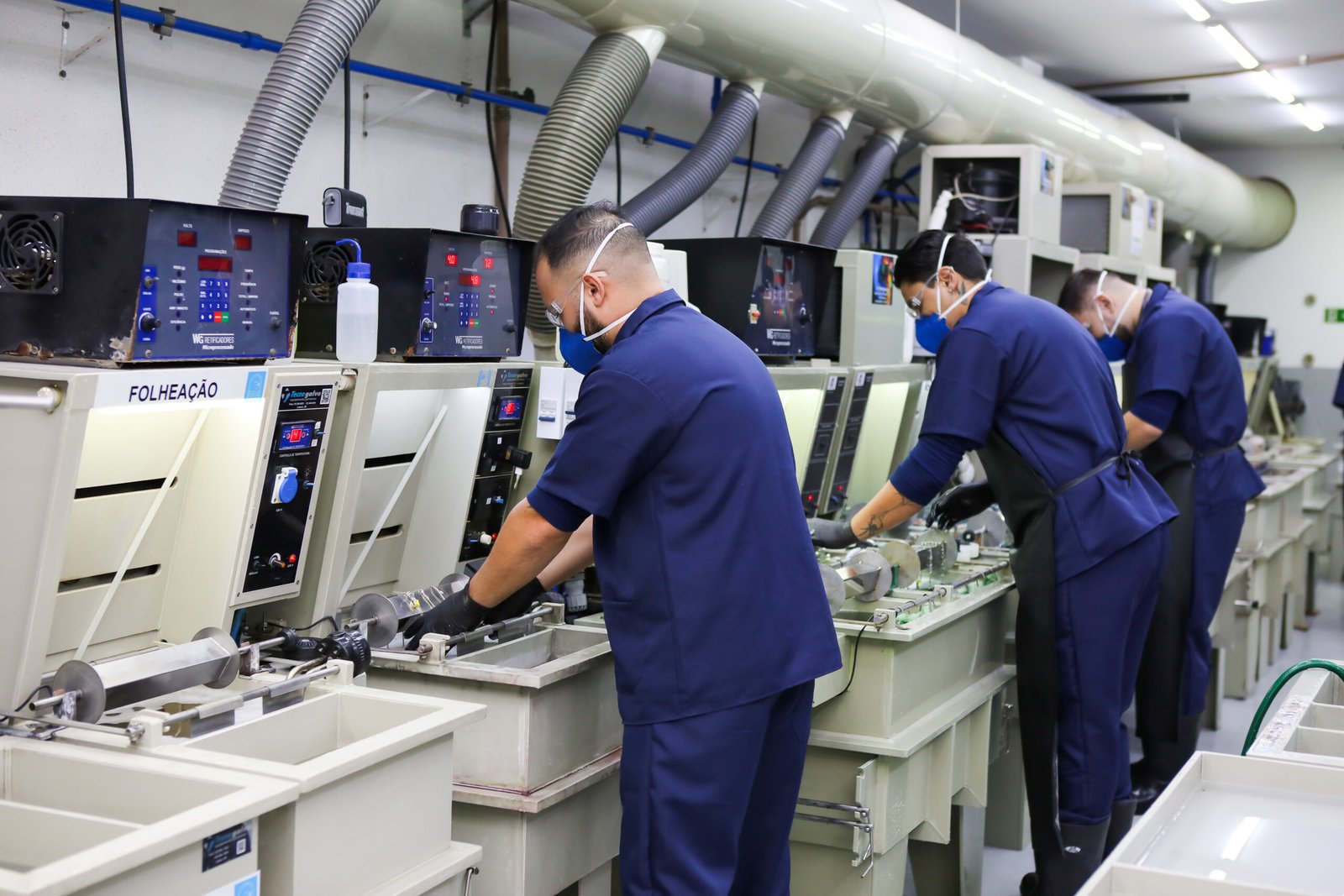 Equipe da Absolute Galvanica operando a linha de banho para semijoias