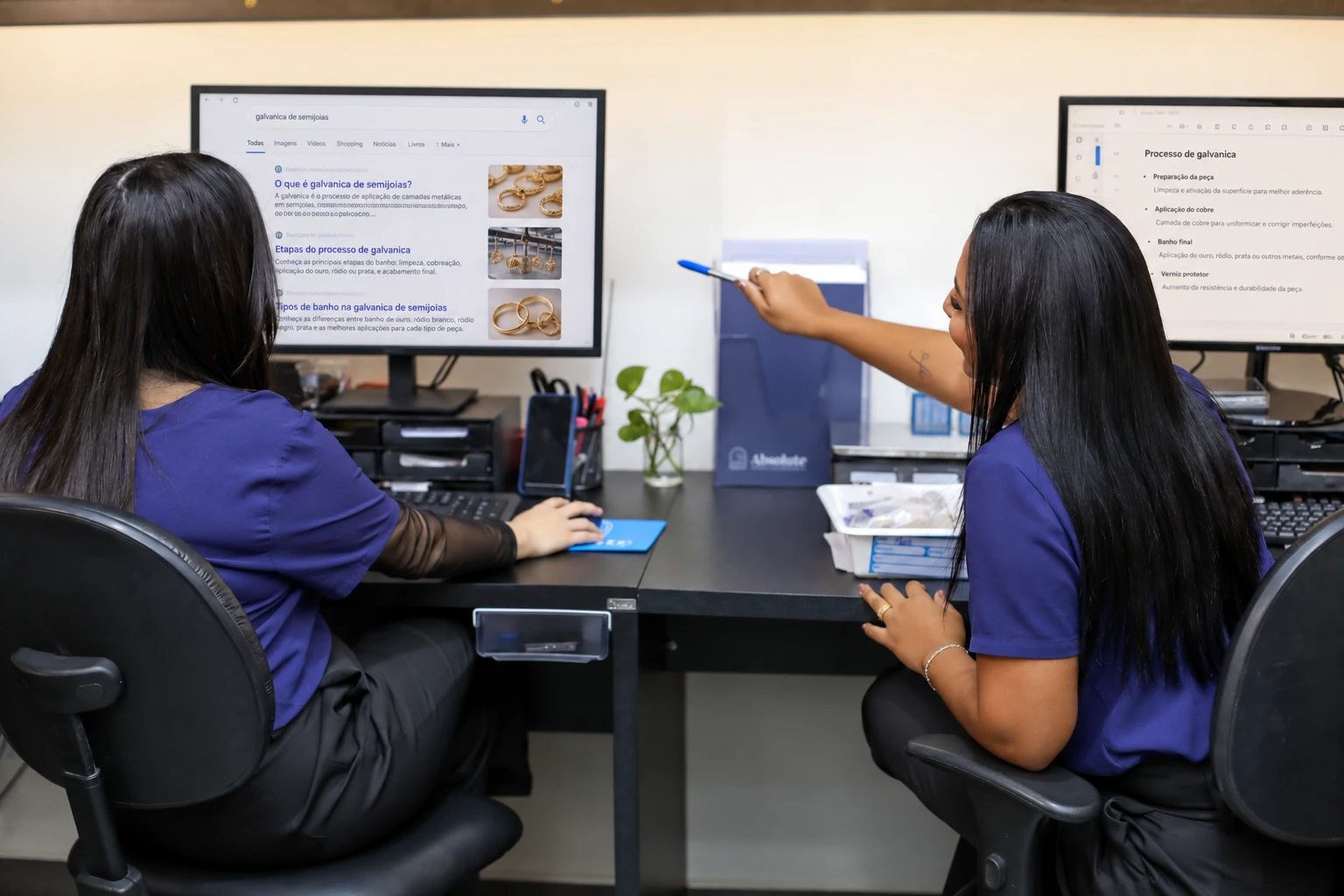 Equipe da Absolute Galvanica pesquisando conteudo sobre galvanoplastia